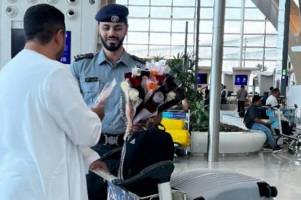 شرطة أبوظبي تودع الحجاج بالورود