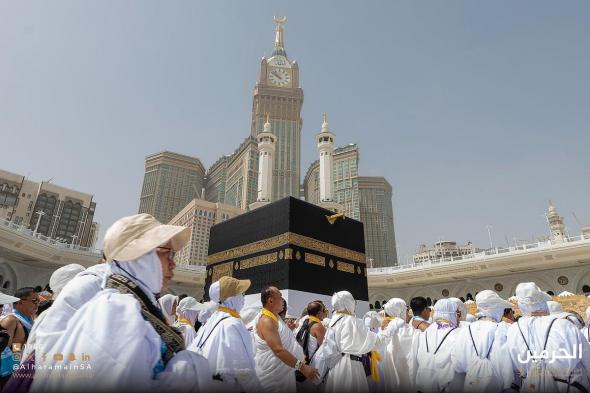 "عادَت الطائرة مرتين لأجله.. وكفيفان رأيا الكعبة بقلبيهما".. قصص إنسانية مؤثرة من الساعات الأولى لموسم حج 1446هـ