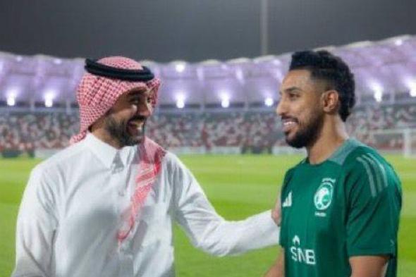 نظرة ثقة.. وابتسامة وعد.. وزير الرياضة يحفّز «الدوسري» قبل المواجهة