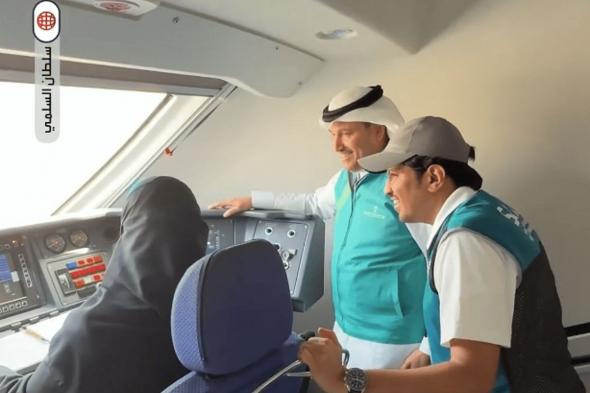 وزير النقل يلتقي قائدة قطار الحرمين السريع في قمرة القيادة