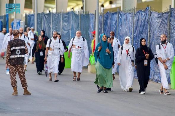 بالصور.. حُجِّاج بيت الله الحرام يتوافدون إلى مشعر منى لقضاء يوم التروية