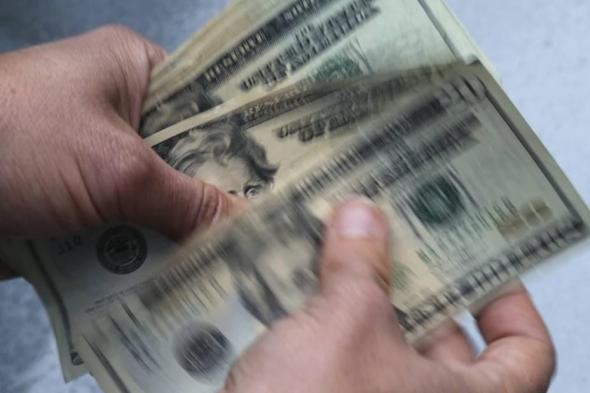 الدولار يتراجع مع تصاعد توترات التجارة وقبيل بيانات الوظائف