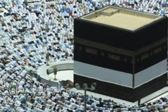 حجاج بيت الله الحرام يؤدون الظهر والعصر في مسجد نمرة