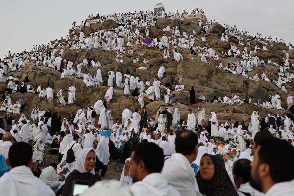 ضيوف الرحمن يؤدون ركن الحج الأعظم على صعيد عرفات