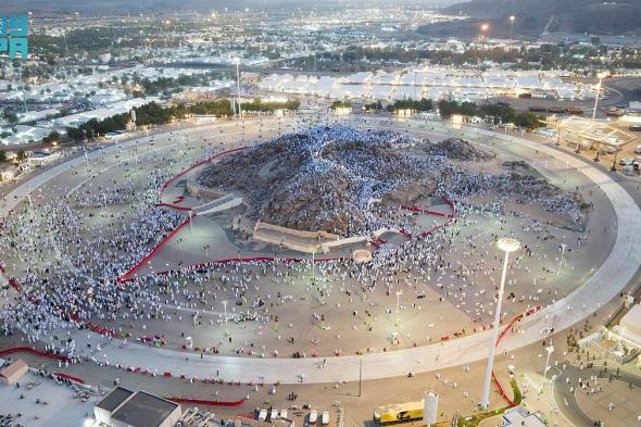 مشاهد جوية مهيبة.. الحجاج يكسون جبل الرحمة بالبياض في يوم عرفات