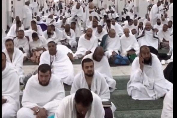 مشاهد روحانية من داخل مسجد نمرة بصعيد عرفات قبيل خطبة عرفة وأداء صلاتي الظهر والعصر
