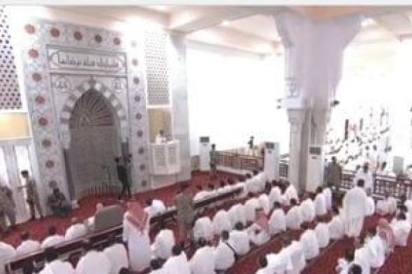 شاهد الحجاج يؤدون صلاتى الظهر والعصر جمعًا وقصرًا بمسجد نمرة