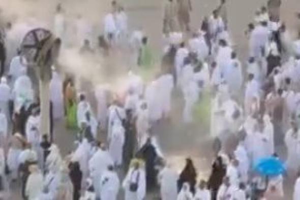 شاهد.. رذاذ الماء لتخفيف الحرارة عن الحجاج على جبل عرفة