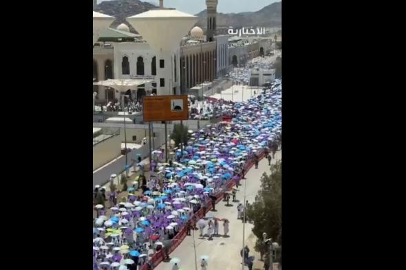 مشاهد مهيبة للحجاج بعد أدائهم صلاتي الظهر والعصر جمعًا وقصرًا في مسجد نمرة