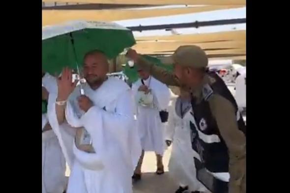 مشاهد من "عرفات".. رجال الأمن يخففون حرارة المشهد في عرفات برعاية إنسانية للحجاج