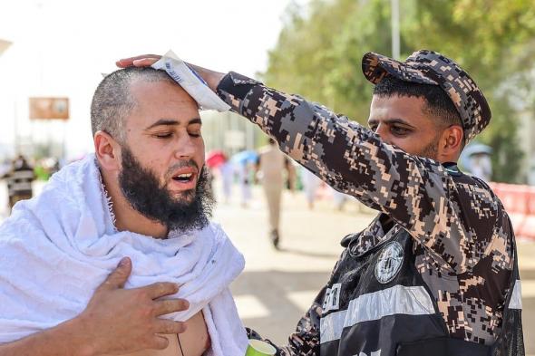 مشاهد مُلهمة.. رجال الأمن يجسّدون إنسانية الحج في خدمة ضيوف الرحمن