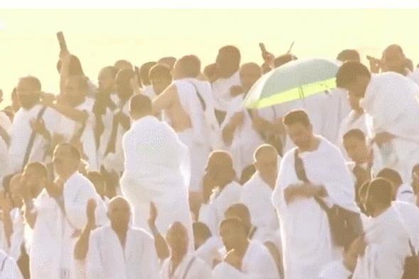 من أعلى جبل الرحمة.. حجاج بيت الله الحرام يبتهلون بالدعاء صباح يوم عرفة