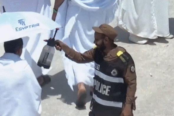 رجال الأمن يلطفون أجواء عرفات.. رذاذ بارد و ابتسامة حاضرة في خدمة ضيوف الرحمن