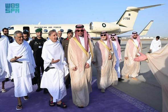 رئيس وزراء باكستان يصل جدة لأداء مناسك العمرة