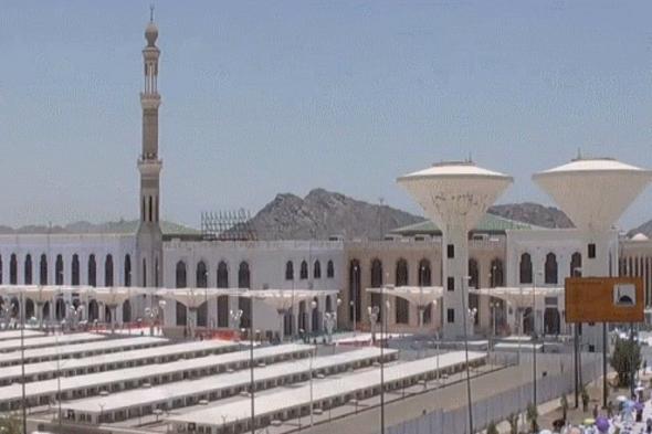 امتلأت بهم جنبات مسجد نمرة.. حجاج بيت الله الحرام يؤدون صلاتي الظهر والعصر جمعًا وقصرًا