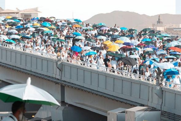 مشهد يعكس الوعي والانضباط.. الحجاج يلتزمون بتعليمات "الصحة" باستخدام المظلات في يوم عرفة