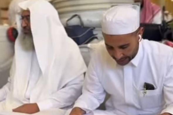 أحمد سعد يشارك جمهوره تعلّمه تجويد القرآن داخل المسجد النبوي