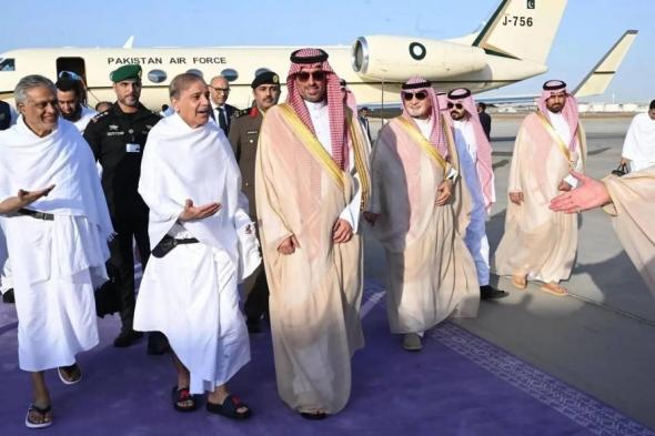رئيس وزراء باكستان يصل جدة لأداء مناسك العمرة