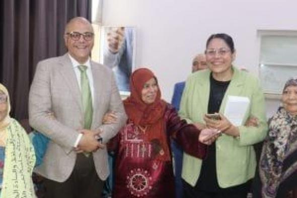 محافظ القليوبية يقدم التهنئة للمسنين ويقدم الهدايا أول أيام العيد