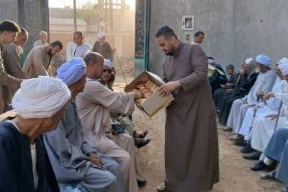 "شاى ومخبوزات".. أهالى قرية يتجمعون لتناول الإفطار بعد الصلاة بقنا.. فيديو وصور