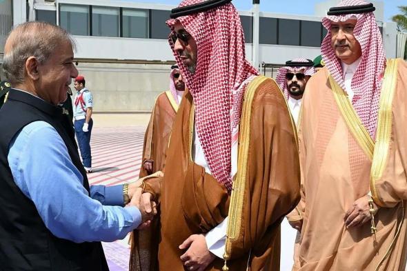 رئيس وزراء باكستان يغادر جدة