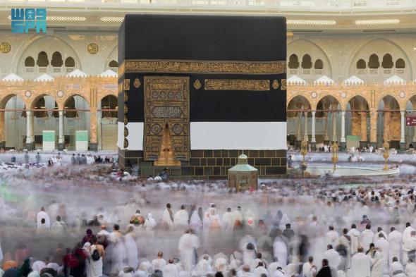حجاج بيت الله الحرام يؤدون طواف الإفاضة في أجواء إيمانية