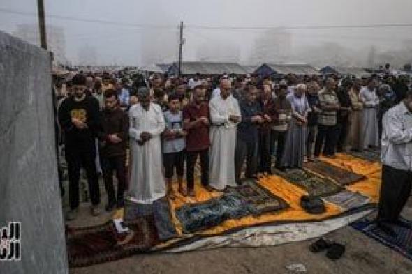 رغم غياب فرحة العيد.. النازحون فى غزة يؤدون صلاة العيد وسط الخيام والدمار