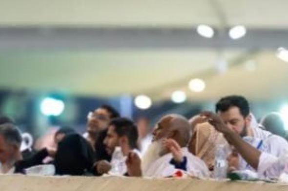 بعد عرفات والمزدلفة ..الحجاج يرمون جمرة العقبة (فيديو)