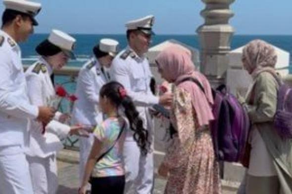 وزارة الداخلية توزع هدايا على المواطنين ابتهاجا بالعيد.. صور