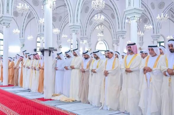 النعيمي والشرقي والمعلا وسعود بن صقر وحمدان بن محمد والشيوخ يؤدون الصلاة