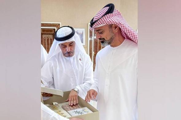 عمار بن حميد يطّلع على منتجات «الغدير للحِرف الإماراتية»