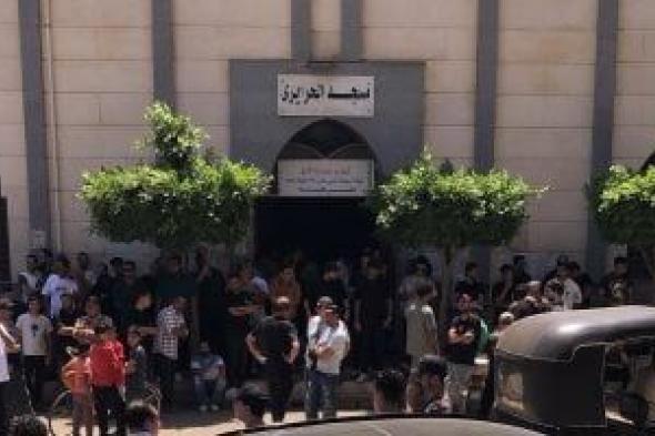 جثمان المطرب الراحل أحمد عامر يصل المسجد استعدادا لأداء صلاة الجنازة.. فيديو