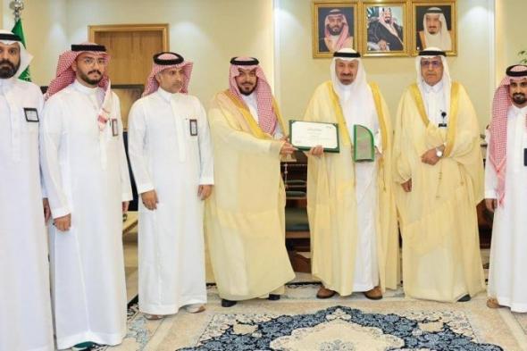 أمير نجران يثمّن جهود فريق عمل كفاءة الطاقة بالإمارة بعد تحقيق نسبة 100% في بطاقة الأداء