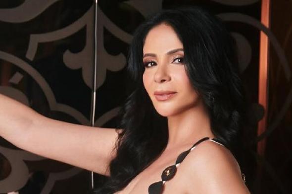 منى زكي تدعم جنا عمرو دياب: “دموعي نزلت بجد”