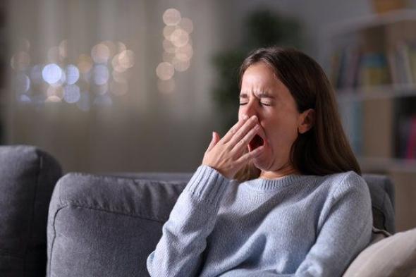 هل التثاؤب معدٍ حقًا؟ رحلة في أسرار التثاؤب وعلاقته بالبقاء والتعاطف