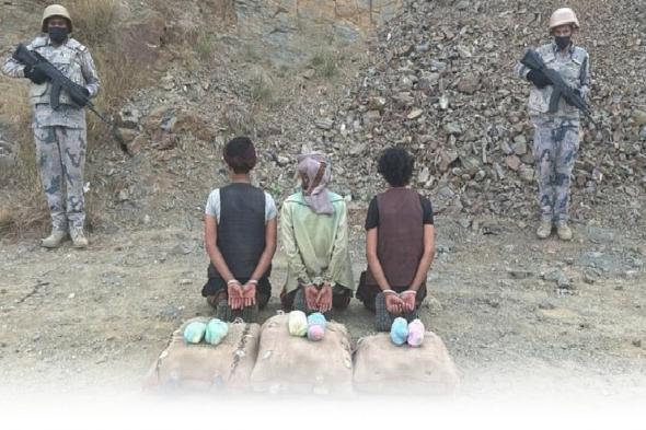 القبض على 3 مخالفين لنظام أمن الحدود لتهريبهم 86 كيلوجرامًا من القات بعسير