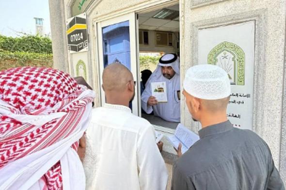 "الشؤون الإسلامية" تواصل جهودها التوعوية والإرشادية لزوار جبل الرحمة بعرفات