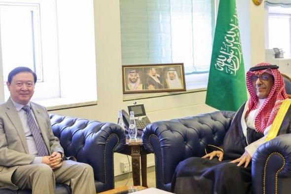 الدكتور عبدالرحمن الرسي يستعرض سبل التعاون المشترك مع مفوض الجمهورية القيرغيزية لدى المملكة