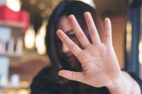 5 فيديوهات تعدٍ على مدرسات وعاملات نظافة بهاتف المدير المتهم بمضايقة طالبة