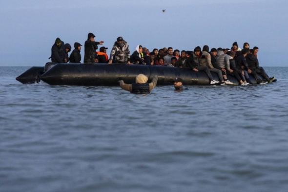 مقتل 40 مهاجراً وإنقاذ 30 آخرين قبالة سواحل تونس