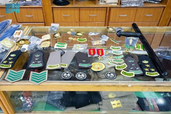 اللجنة الأمنية بإمارة الرياض تغلق 3 محال وتصادر رتبًا وشعارات عسكرية مخالفة