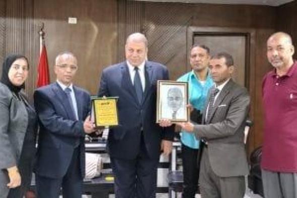 مدرسة نجع الجزيرة بقنا تحصل على جائزة التميز المؤسسى