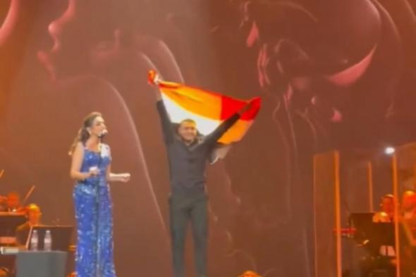 معجب يصعد المسرح ويفاجئ أنغام خلال حفلها بباريس