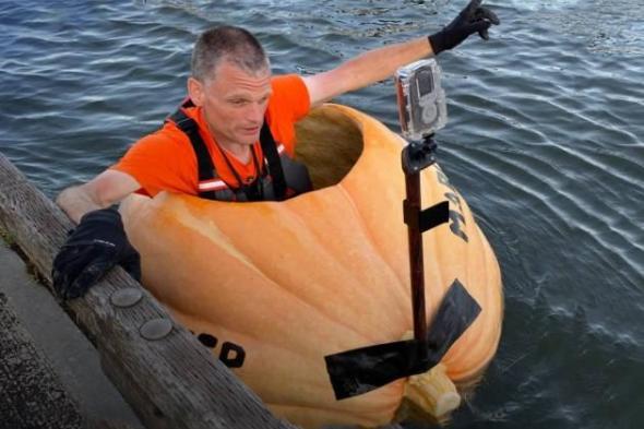 أمريكي يبحر 95 كيلومتراً داخل يقطينة