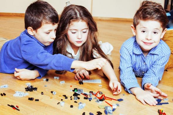 كيف تختارين الألعاب المفيدة لطفلكِ؟