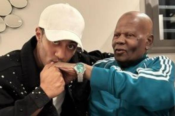 تعليق محمد رمضان على آخر صورة تجمعه بوالده الراحل