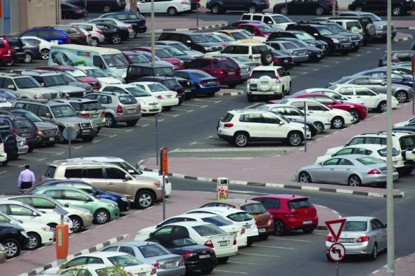صعوبة إيجاد «مواقف» في دبي تدفع سائقين إلى المخالفات وزيادة الزحام
