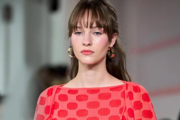 مكياج نيود أنيق يناسب الإطلالات اليومية في الطقس البارد