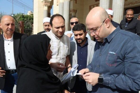 محافظ بني سويف يجتمع بالمواطنين في مسجد عمر بن عبد العزيز لتلبية احتياجاتهم