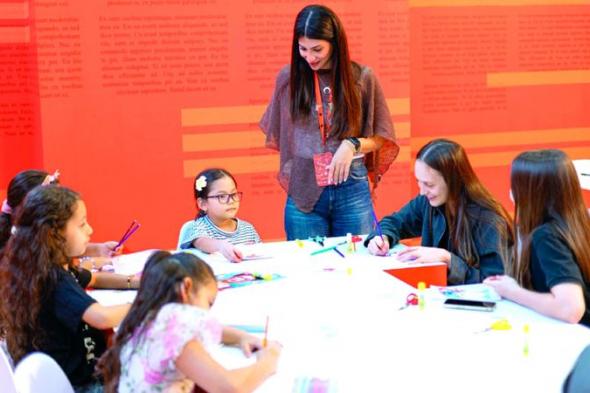 أطفال يحوّلون لوحات تاريخية إلى فنّ «ثلاثي الأبعاد»